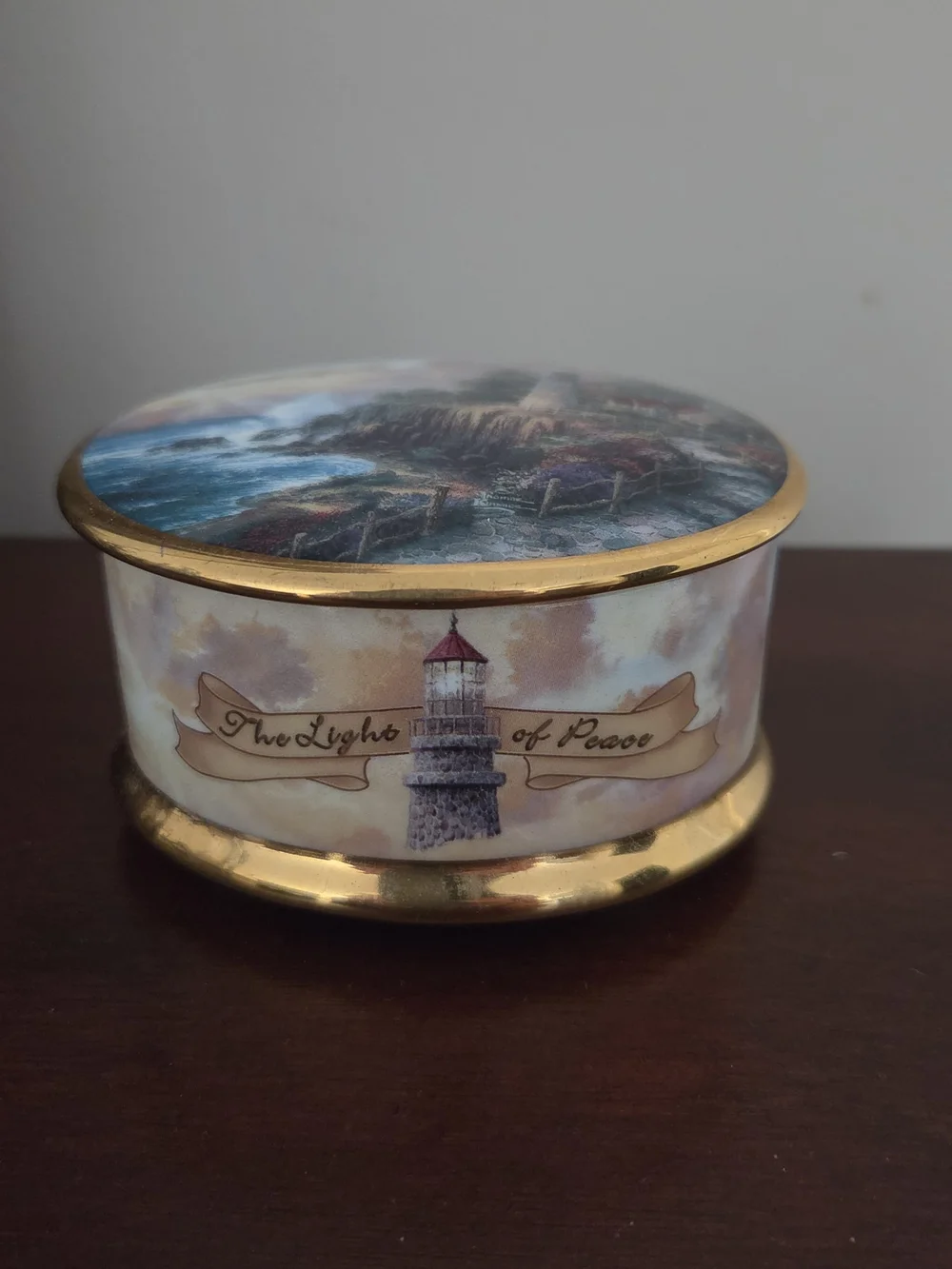 Thimas Kincade The Lights of Peace Decorative Gold-Trim Lighthouse Music Box